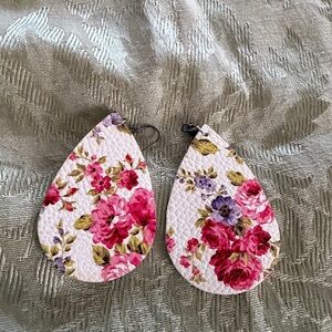 💗Floral Teardrop Leatherette Earrings - Pink & Purple💗= 10 for $20 bundle